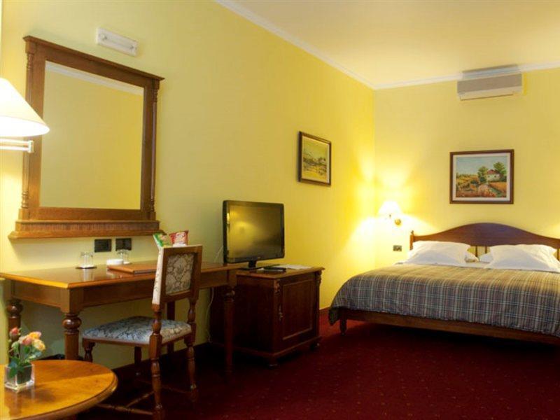 Hotel Grand & Tirana